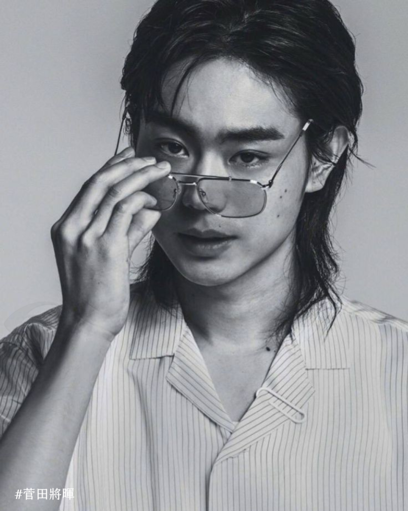 菅田將暉 的風格多變，但時常以帶有捲度的髮型示人，搭配豐富的穿搭層次感，與強調「髮流動感與層次」的造型非常契合。